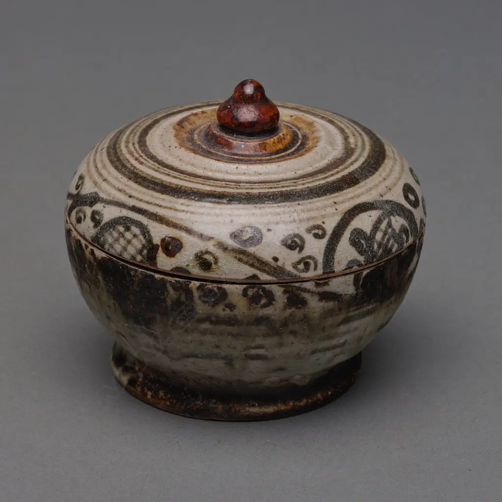 A Sawankhalok stoneware covered box, Image 1++